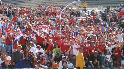 Los hinchas de Costa Rica alentando a su selección en la final de la Copa Oro 2002 (Foto: Getty).