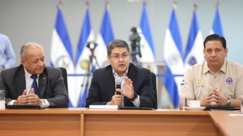 Presidente de Honduras se compromete a erradicar la violencia en los estadios