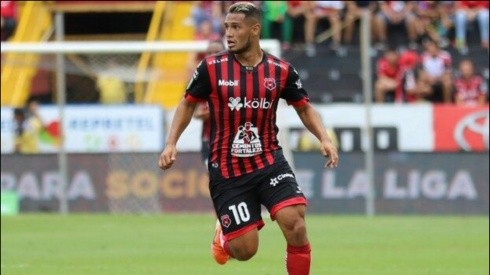 Alex López renueva contrato con el Alajuelense