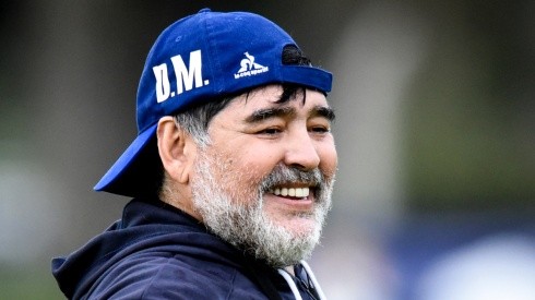 Maradona emociona a todos los olimpistas posando con la camiseta del equipo