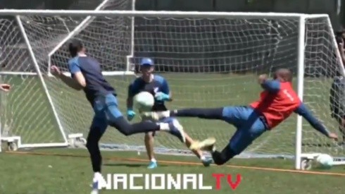 ¡Que juegue de 9! Luis Mejía metió golazo de 'tijereta' en un entrenamiento