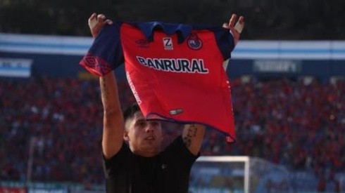 "Gambeta" Díaz exhibe con orgullo la camiseta de Municipal