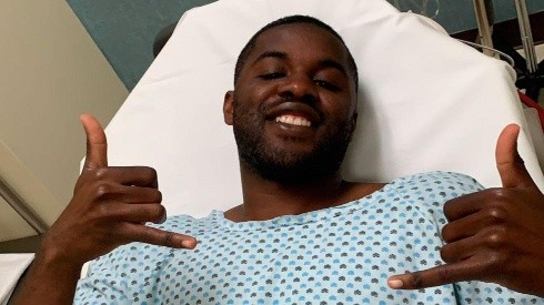 Joel Campbell llevó tranquilidad a sus seguidores en Twitter con una foto tras la operación