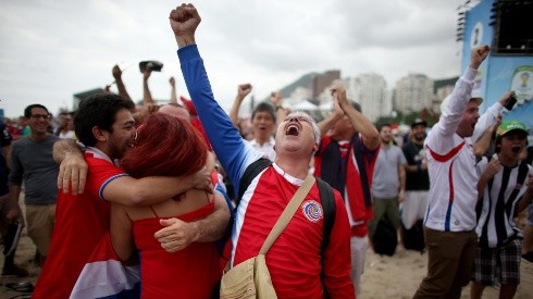 Fanático tico festeja uno de los goles de Costa Rica en Brasil 2014