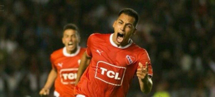 Vidal festejando su gol con Independiente de Avellaneda. (Infierno Rojo)