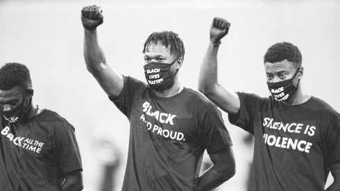 Kendall Waston, entre otros futbolistas, en pleno gesto del "Black Power"