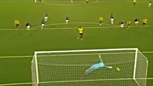 Christian Bolaños marcó gol de penal