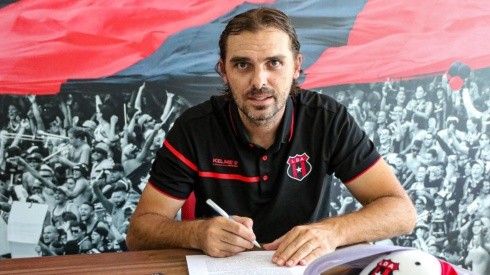 Carevic renueva su contrato con Alajuelense