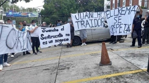 Aficionados de Comunicaciones se manifiestan para pedir la renuncia de Tapia