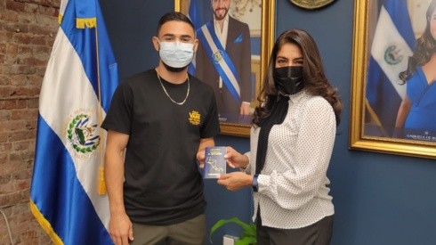 Alex Roldán recibe su pasaporte salvadoreño