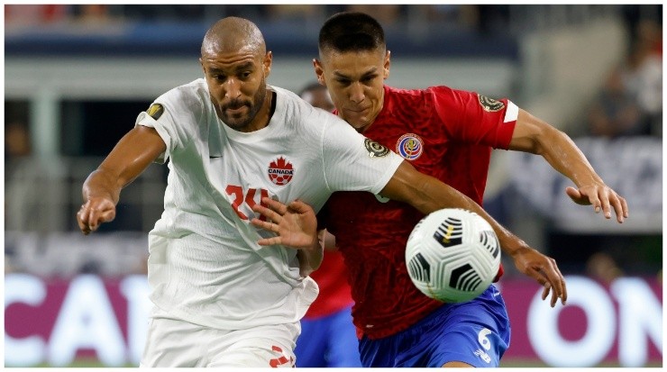 Oscar Duarte disputa el balón contra Canadá. (Getty)