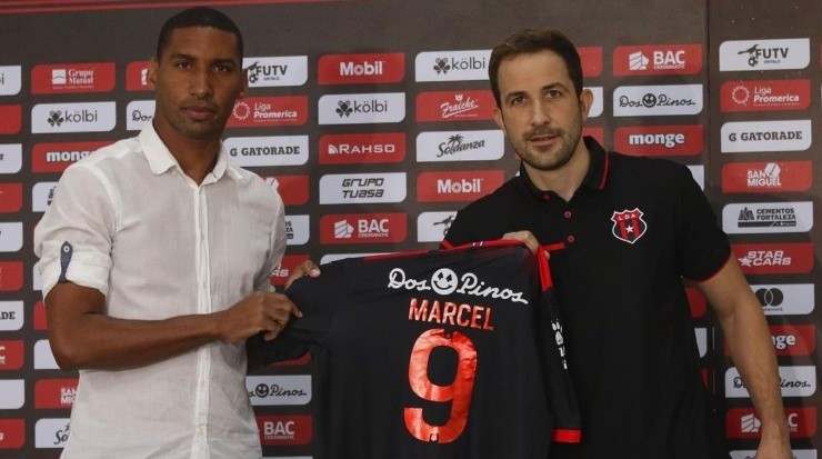 Marcel Hernández es presentado con con la LDA (Alajuelense Oficial)
