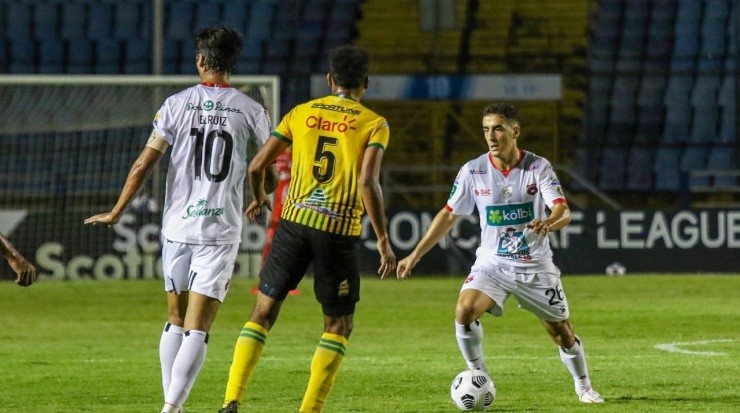 Bernald Alfaro conduce el balón, Bryan Ruiz acompaña (LDA Oficial)