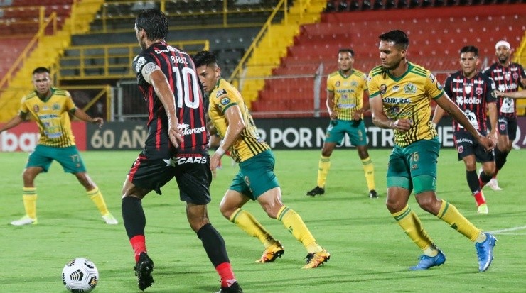 Bryan Ruíz conduce la pelota ante el Guastatoya (LDA Oficial)