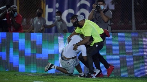 Aficionado invade el campo durante el partido entre Panamá y USA