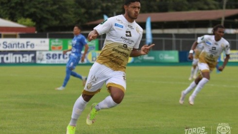 Jorman Aguilar anota tres goles (AD San Carlos).