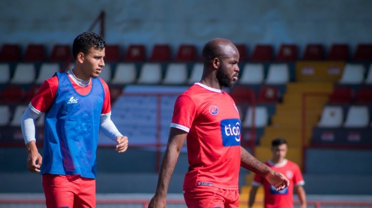 Javon East (de rojo) en entrenamiento (AD Santos Oficial)