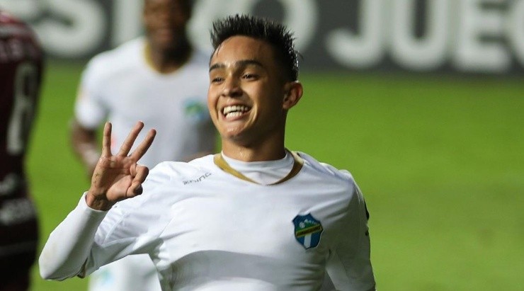 Óscar Santis se destacó con su triplete.