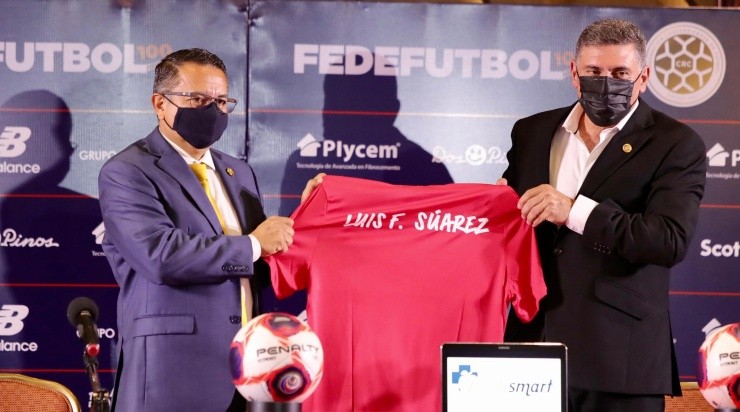 Villalobos sigue respaldando a Suárez.