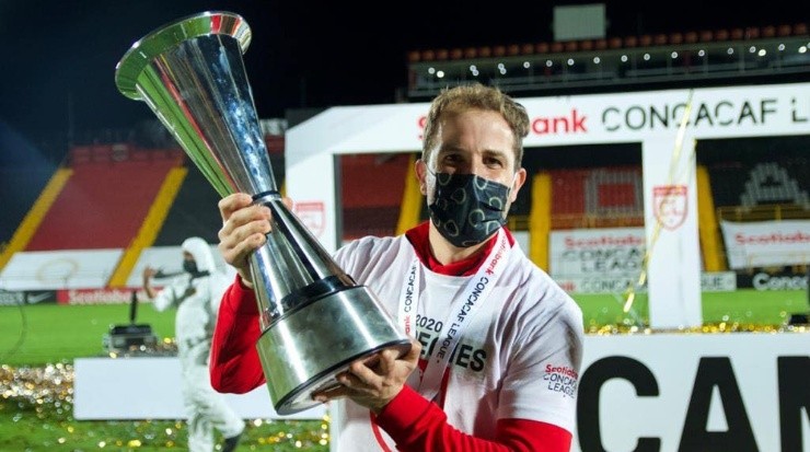 Agustín Lleida celebrando como campeón de Liga Concacaf (LDA Oficial)