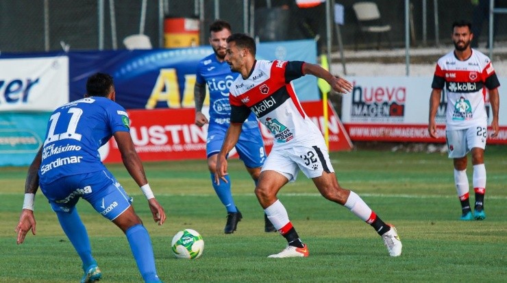 Celso Borges conduce el balón entre varios rivales de Jicaral (LDA Oficial)