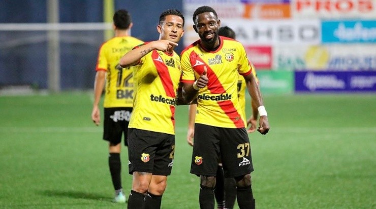 Gerson Torres celebra junto a Keysher Fuller (CSH Oficial)