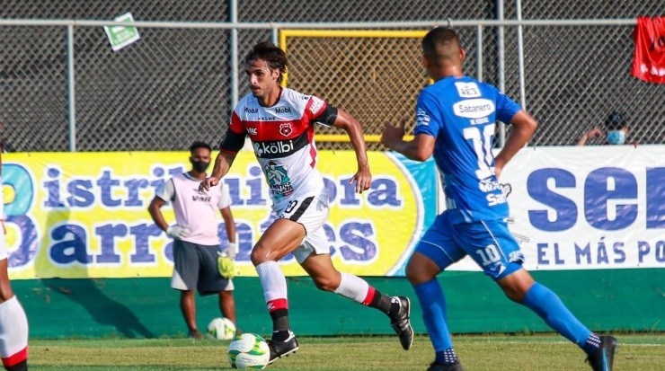 Bryan Ruiz conduce el balón ante Jicaral (LDA Oficial)