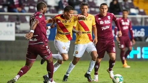 Gerson Torres controla el balón con marca férrea (CSH Oficial)