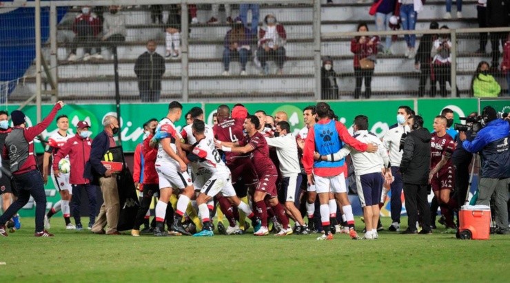 La ida terminó muy caliente entre Saprissa y Alajuelense.