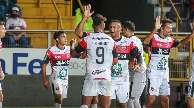 Alajuelense celebrando su anotación en el Ricardo Saprissa (LDA Oficial)