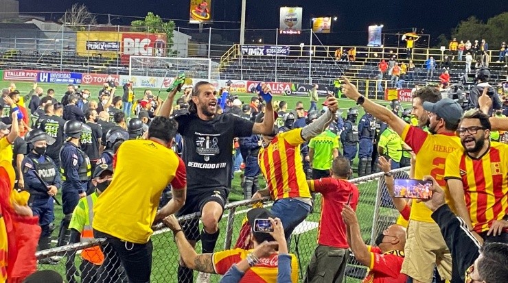 Yendrik Ruiz celebra el campeonato con su afición (Foto: Andrés Zúñiga)