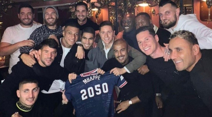 La camiseta en broma que le realizaron a Mbappé.