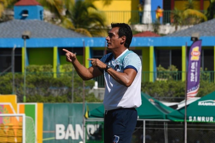 El DT nicaragüense, Acevedo, salió a Guastatoya de cara a la próxima temporada (Publinews)