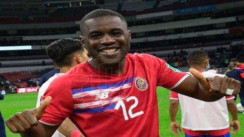 Joel Campbell feliz después del empate de Costa Rica ante México en el Azteca.