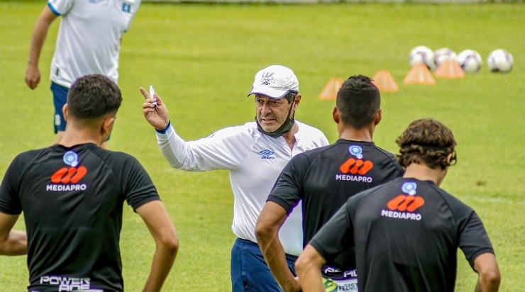 Hugo Pérez buscó calmar la situación entre jugadores y Federación. (Getty Images)