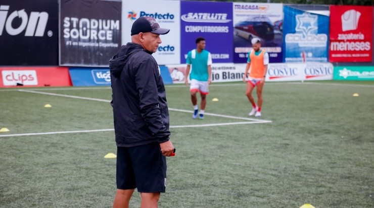 Erick Rodríguez, DT del Santos de Guápiles preparando el juego ante el New York City (Santos Oficial)