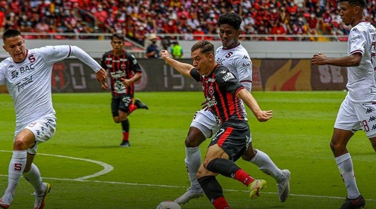 Alajuelense comenzó su caída con la derrota ante Saprissa en el clásico.
