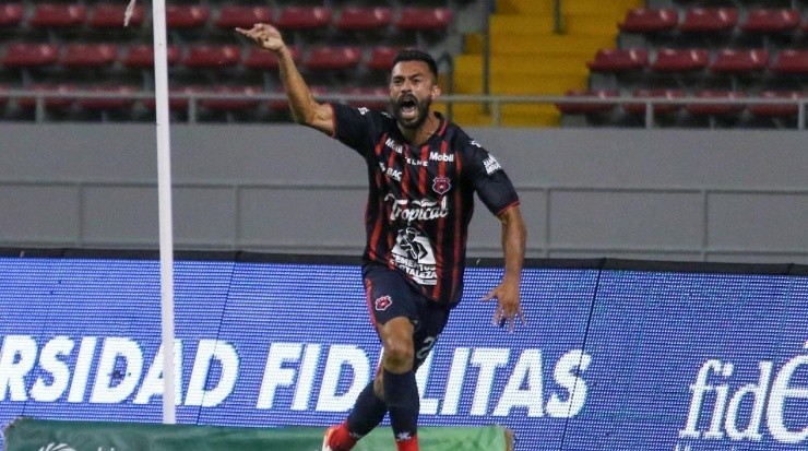 González celebró efusivamente ´la anotación del triunfo ante Cartaginés (LDA Oficial)