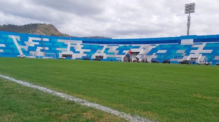 Las tribunas comienzan a tomar color.