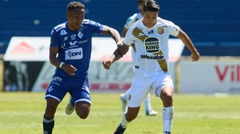 Jeikel Venegas y Orlando Galos disputan el balón (CSH Oficial)