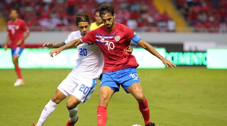Bryan Ruiz (CRC) controla la pelota, Enrico Dueñas (SLV) en la marca (Fedefut CR)