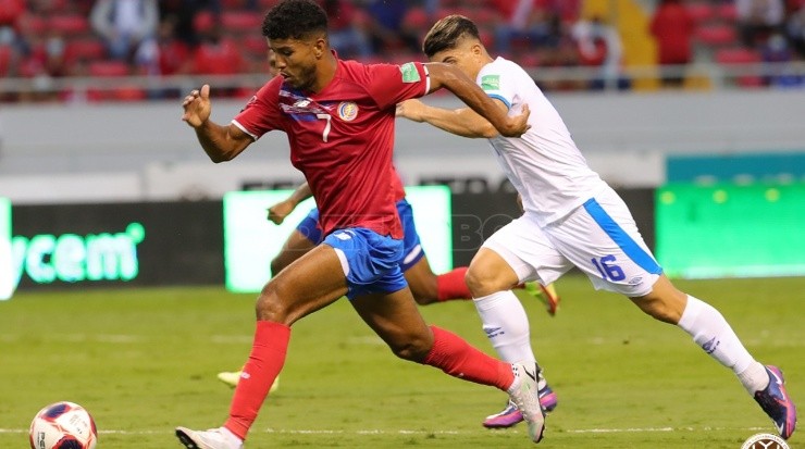 Johan Venegas en acción de ataque contra El Salvador en el Estadio Nacional de Costa Rica (Fedefut CR)