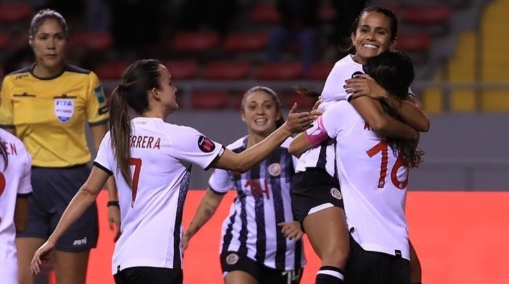 Las seleccionadas celebran su anotación (Fedefut CR)