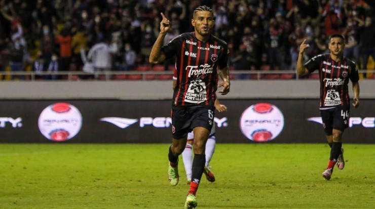 Celebración de Johan Venegas luego de anotar de chilena ante Cartaginés (LDA Oficial)