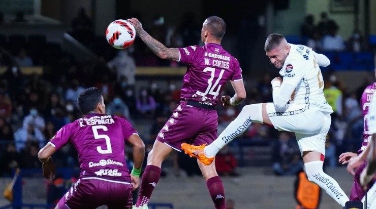 Momento del primer gol de Pumas ante Saprissa, cabezazo de Arturo Ortiz (Pumas Oficial)