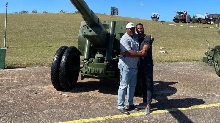 El delantero cumplió su sueño de visitar a sus padres (Marcel Hernández, Instagram)