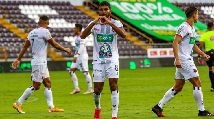 Johan Venegas celebrando una de sus 99 anotaciones (LDA Oficial)