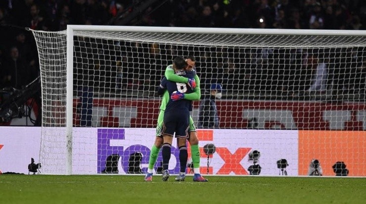 Donnarumma abraza a su compañero y capitán Marquinhos (PSG Oficial)