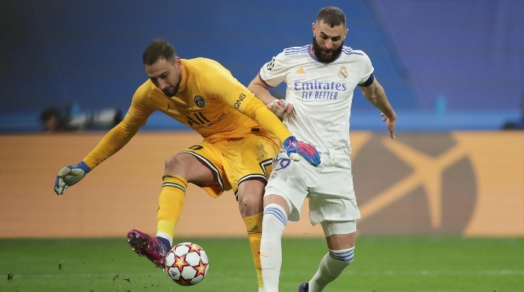 Los directivos del PSG fueron a recriminar una supuesta falta de Benzema a Donnarumma. (Getty Images)
