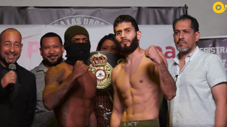 Jezreel Corrales y Miguel Madueño en el pesaje previo al combate. En él, el panameño registró 134 ¾ libras y el mexicano 135 lbs. clavadas (Foto: Space)